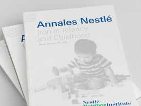 Bìa sách Annales Nestlé với ảnh em bé đang chơi.