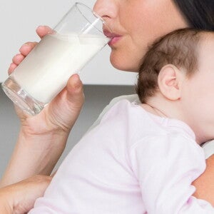 Uống sữa trong khi cho con bú có giảm dị ứng thực phẩm ở trẻ? (news)