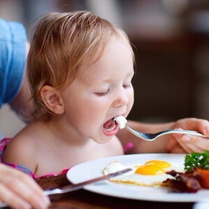 Nghiên cứu cho thấy trì hoãn cho ăn dặm làm tăng nguy cơ mẫn cảm (news)