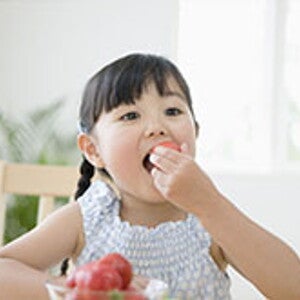 Nuôi con bằng sữa mẹ làm cho trẻ thích ăn rau hơn (news)