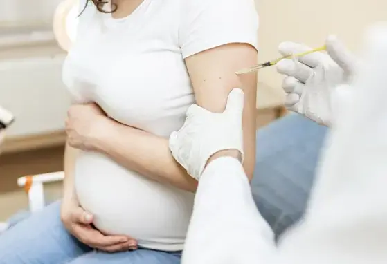 Vắc-xin mRNA COVID-19 an toàn, hiệu quả cho phụ nữ mang thai